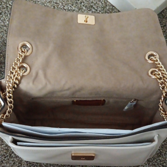 Coach Ivory Shoulder Bag with Gold Chain - Picture 9 of 11